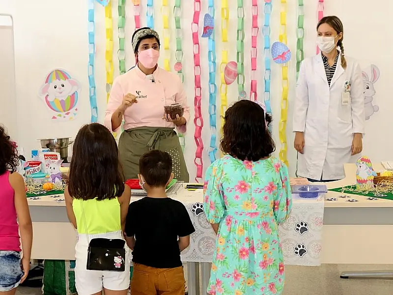 Oficina de ovos de chocolate diverte pacientes com diabetes em Santos