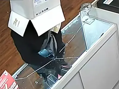 Ladrão usa caixa de papelão para esconder rosto e roubar 19 iPhones em loja