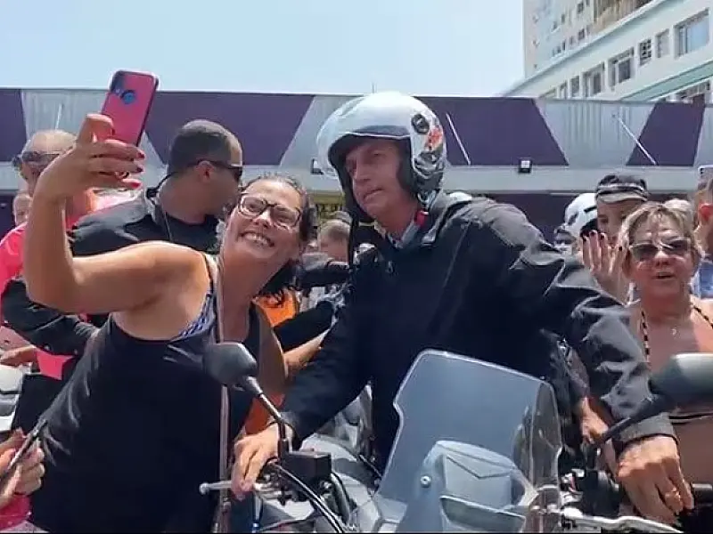 Presidente Jair Bolsonaro faz passeio de moto em Praia Grande e fala com apoiadores; veja vídeo