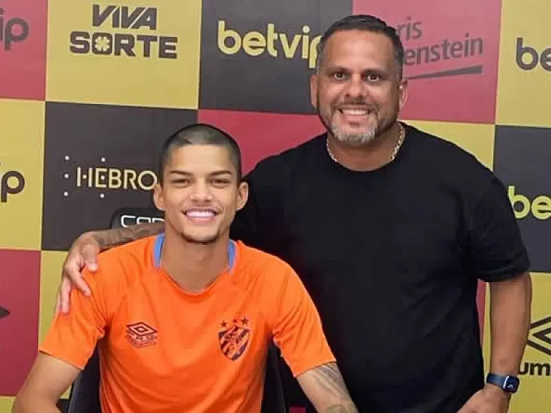 Felipinho assina primeiro contrato profissional com o Sport Recife