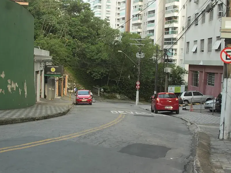 Obras em morro alteram trânsito e transporte no José Menino, em Santos