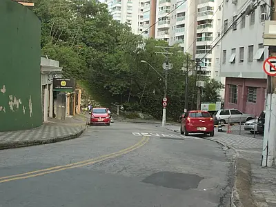 Obras em morro alteram trânsito e transporte no José Menino, em Santos