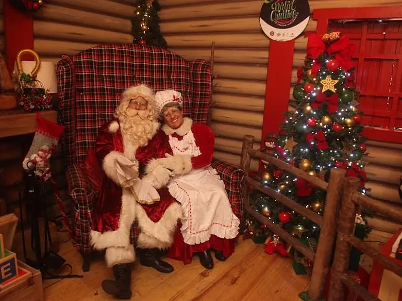 Casa do Papai Noel e brinquedos fazem a festa das crianças no Natal Criativo em Santos