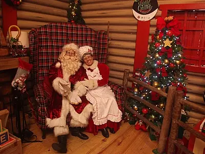 Casa do Papai Noel e brinquedos fazem a festa das crianças no Natal Criativo em Santos