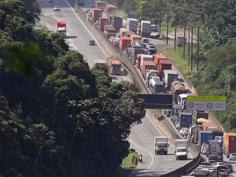 Rodovia Cônego Domênico Rangoni amanhece novamente congestionada sentido Guarujá com 5km de lentidão