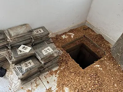 'Bunker' com fuzil, munições e quase 60 kg de cocaína é encontrado pela polícia em Guarujá