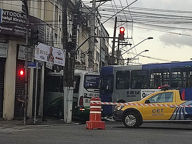 Dois ônibus colidem no Centro de Santos e mulher fica ferida; veja o vídeo