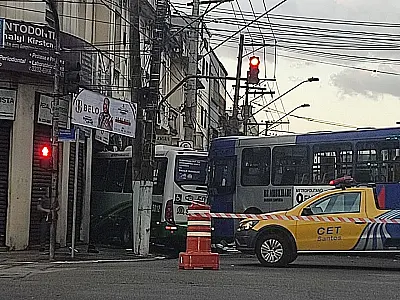 Dois ônibus colidem no Centro de Santos e mulher fica ferida; veja o vídeo