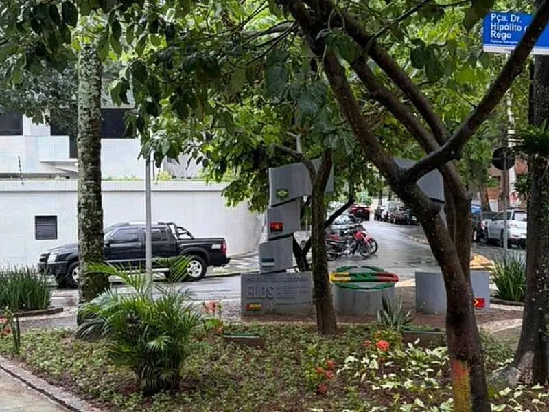 Praça de Santos ganha paisagismo após término de obras de ciclofaixa