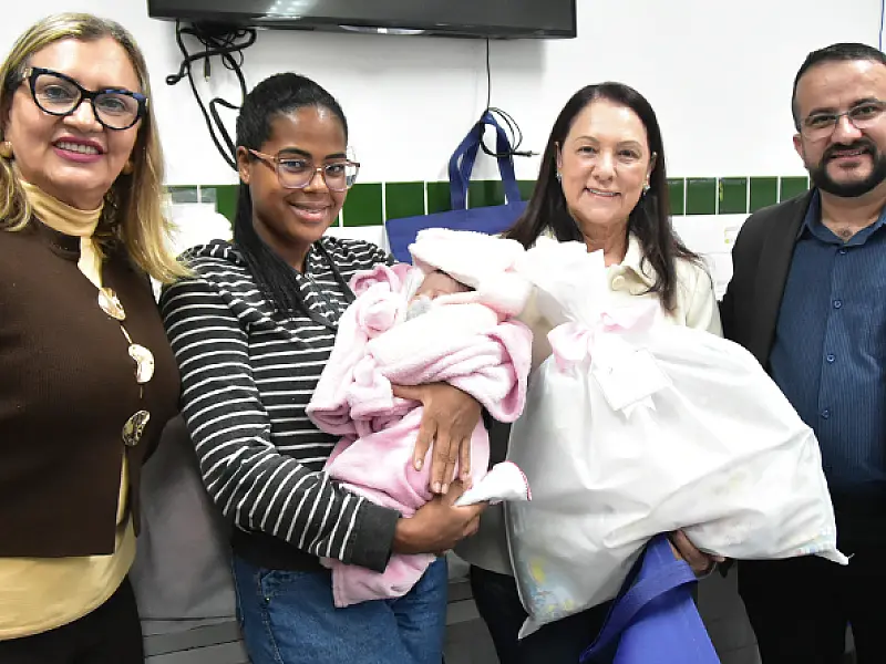 "Mãe Coruja": Fundo Social entrega enxovais produzidos no Conviver a pacientes de pré-natal