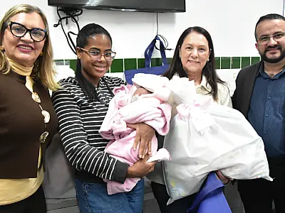 "Mãe Coruja": Fundo Social entrega enxovais produzidos no Conviver a pacientes de pré-natal