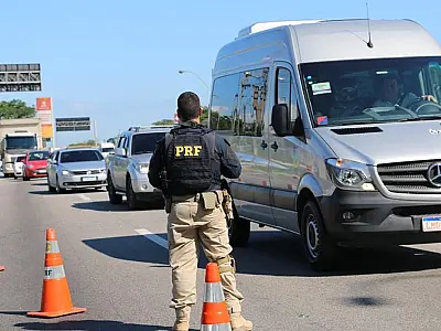 PRF fiscaliza uso do cinto de segurança nas estradas