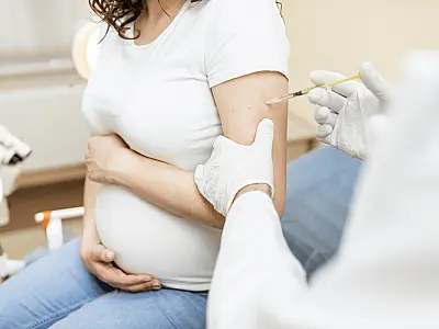 Vacinação contra bronquiolite nas mães protege bebês até seis meses, aponta novo estudo