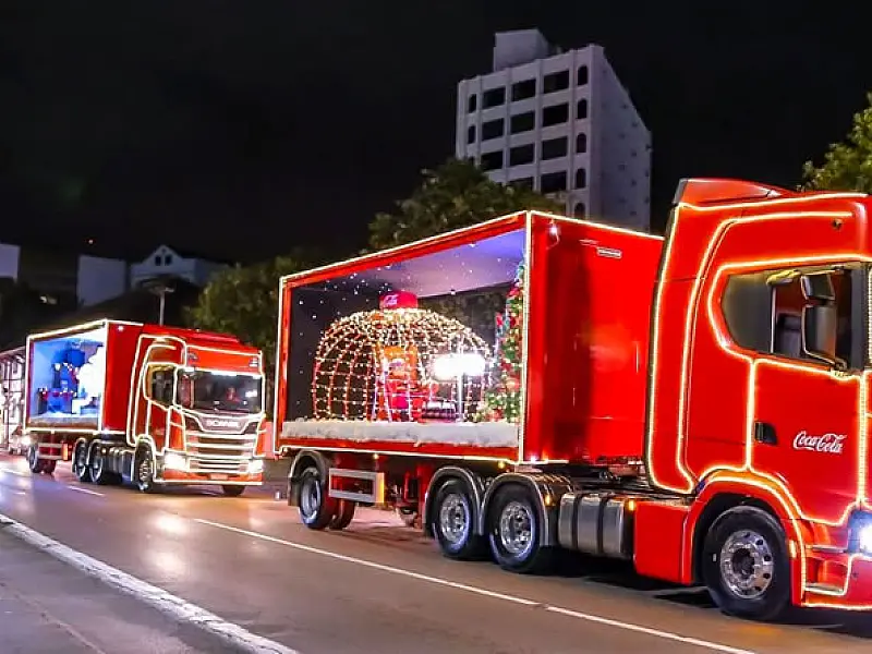 Caravana de Natal da Coca-Cola terá desfile em Guarujá nesta terça-feira (25)