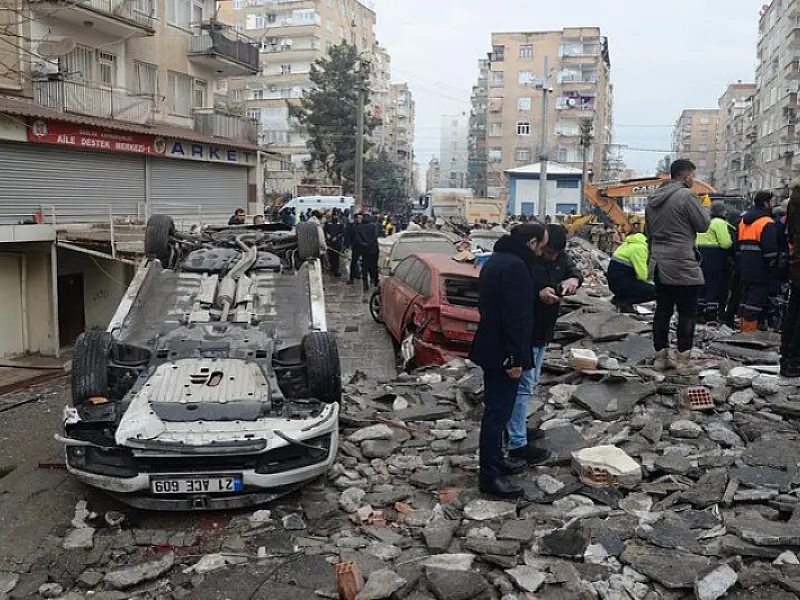 Terremoto deixa mais de 2.300 mortos e milhares de feridos na Turquia e na Síria