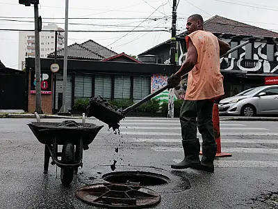 Ações de limpeza em bueiros aumentam quase 20% em um ano em Santos