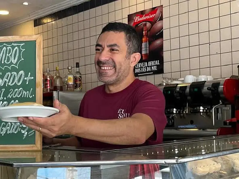 Café e ovo estão cada vez mais caros e comerciantes represam preços para não prejudicar os clientes