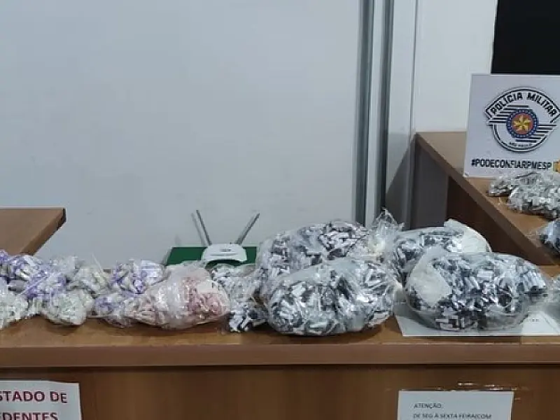 Dois menores são apreendidos e um homem é preso por tráfico de drogas
