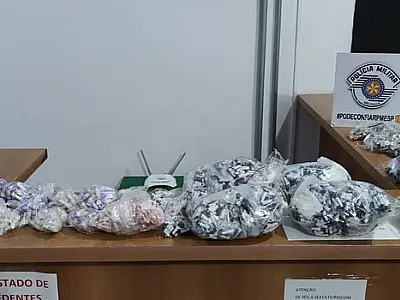 Dois menores são apreendidos e um homem é preso por tráfico de drogas