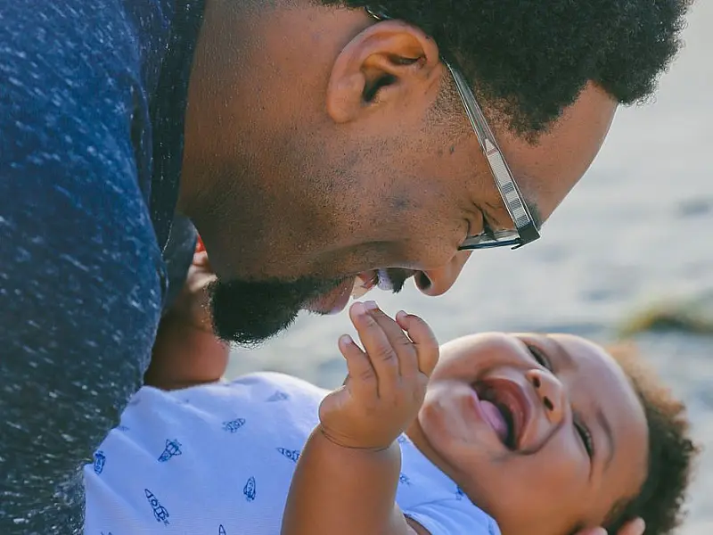 Pesquisa mostra como paternidade desafia homens negros