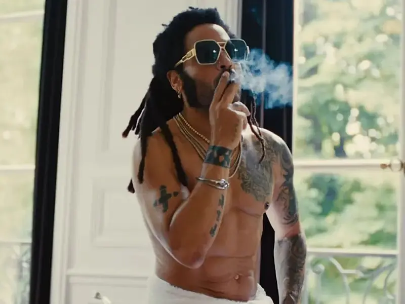 Lenny Kravitz diz como mantém corpo trincado aos 60 após surgir nu em clipe