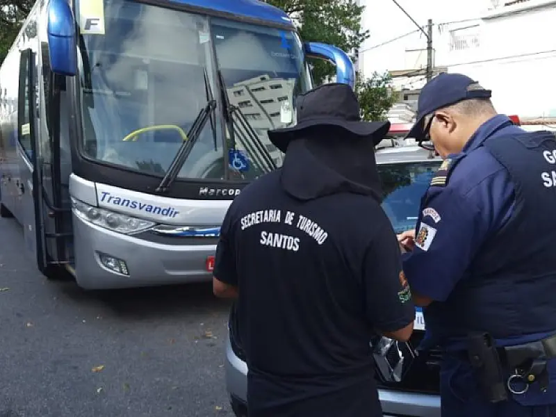 Quatro veículos multados por desrespeito à lei do turismo de um dia
