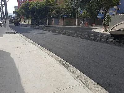 Mais uma via na Zona Noroeste de Santos começa a receber nova pavimentação