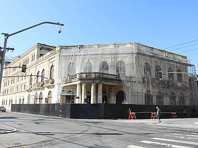 Iniciado restauro da fachada principal no Teatro Coliseu em Santos