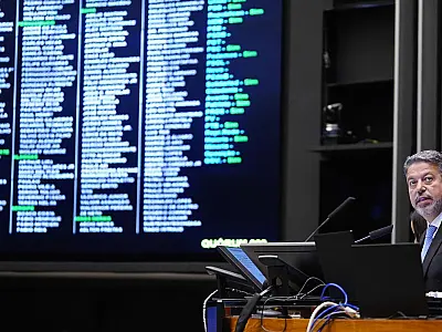 Câmara conclui votação em primeiro turno da PEC da Transição