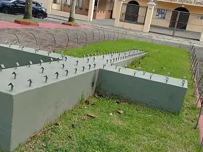 Cruz com 'espetos' em frente a paróquia de Santos causa polêmica na internet