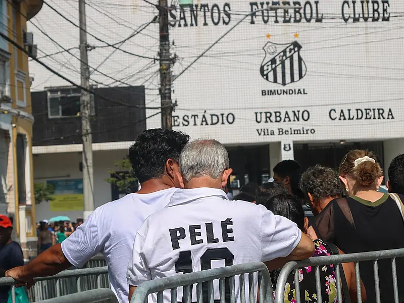 Em meio a cantos e lágrimas, caixão de Pelé chega ao local do enterro