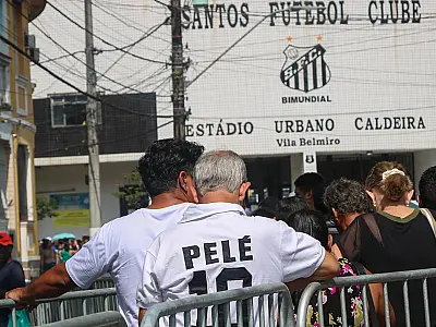 Em meio a cantos e lágrimas, caixão de Pelé chega ao local do enterro