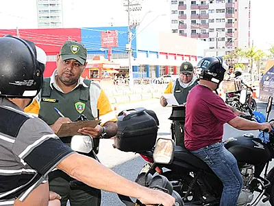 Setran realiza campanha educativa com motociclistas no Carnaval em Praia Grande