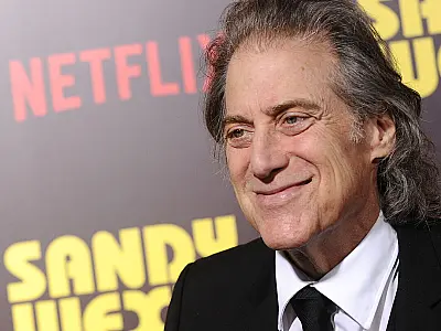 Morre Richard Lewis, ator e comediante da série 'Segura a Onda', aos 76 anos