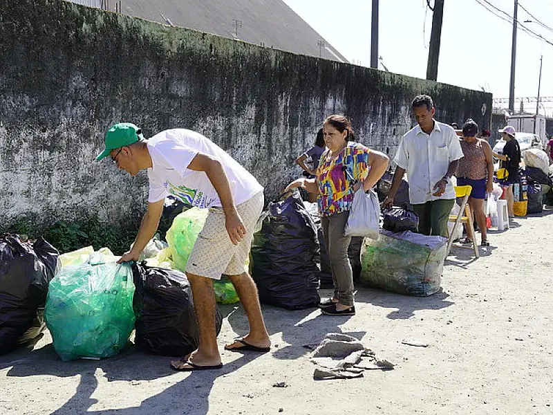 Guarujá recicla 1,5 toneladas de plástico e óleo de cozinha usado