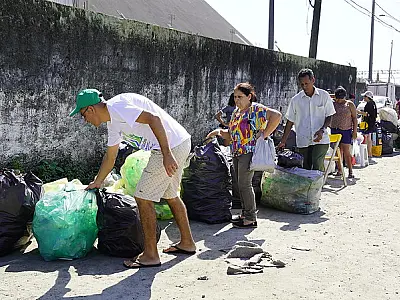 Guarujá recicla 1,5 toneladas de plástico e óleo de cozinha usado