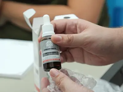 São Vicente realiza entrega do óleo da Cannabis para tratamento de crianças com autismo