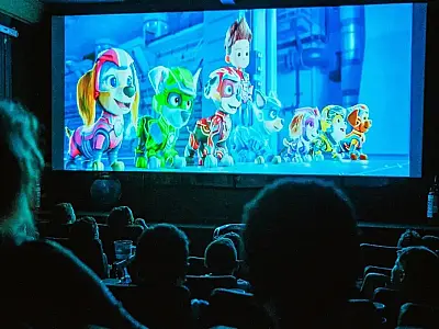 Projeto Cine Petrobras leva cinema gratuito para população