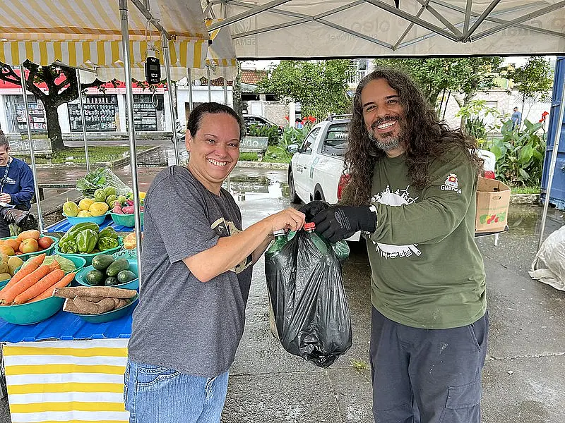 Guarujá reverte mais de 220 quilos de recicláveis em frutas, legumes e verduras