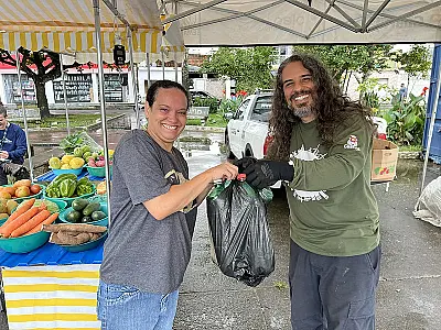 Guarujá reverte mais de 220 quilos de recicláveis em frutas, legumes e verduras