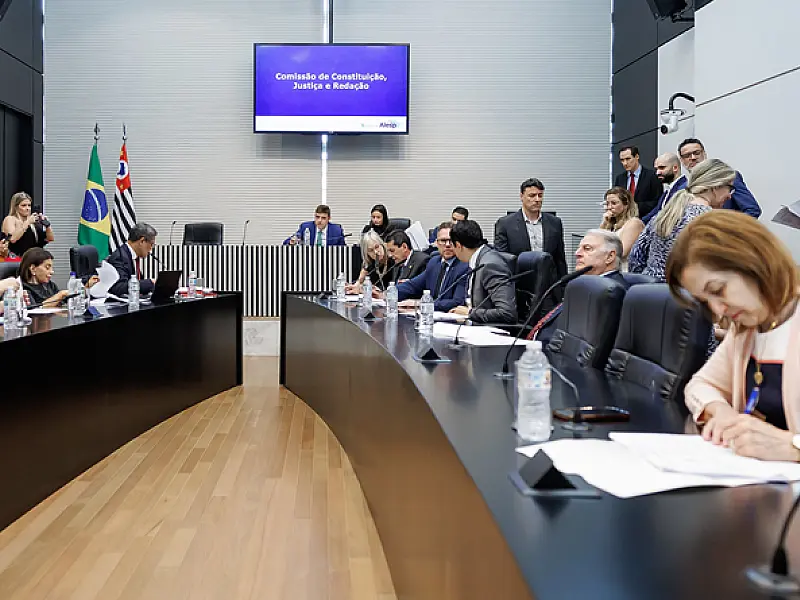 Comissão da Alesp dá aval a projeto que proíbe uso de celulares nas escolas