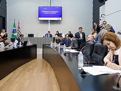 Comissão da Alesp dá aval a projeto que proíbe uso de celulares nas escolas