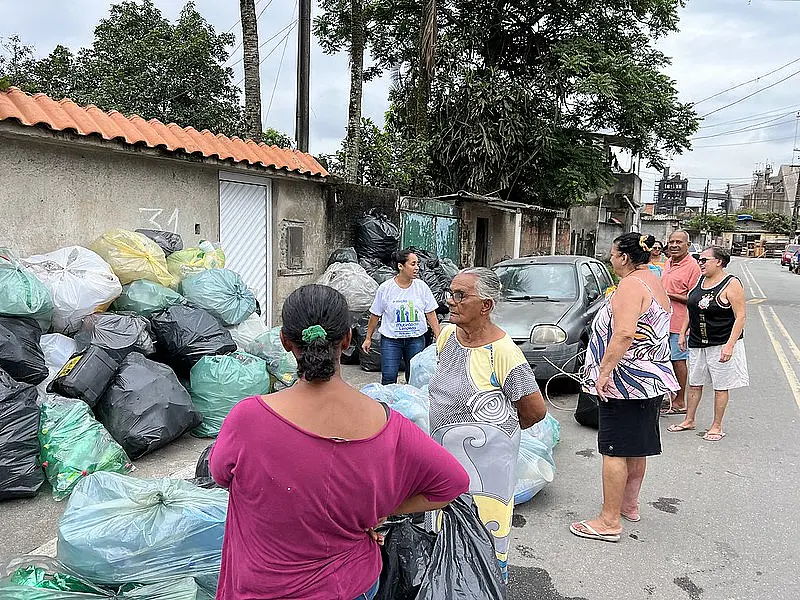 Cidade de Guarujá retira mais de 800 kg de plástico do meio ambiente