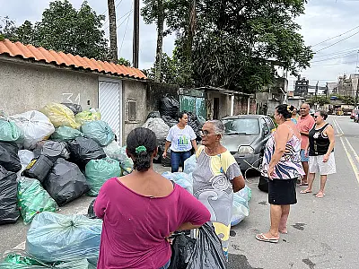 Cidade de Guarujá retira mais de 800 kg de plástico do meio ambiente