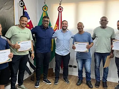 São Vicente homenageia equipe de serviços públicos que salvou homem em incêndio