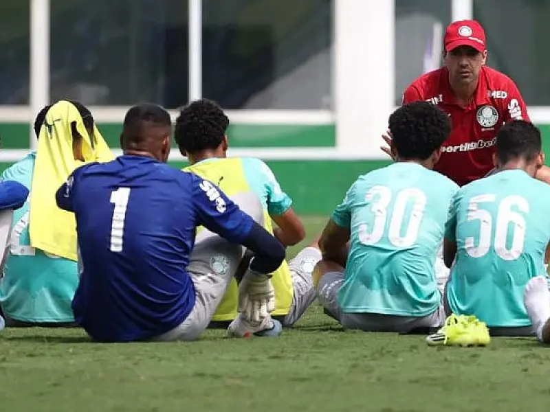 Palmeiras faz atividades técnicas e Carlos Miguel valoriza 'espírito de campeão' do elenco