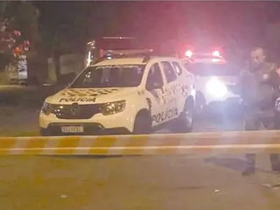 Um homem morre e outros dois ficam feridos ao serem baleados