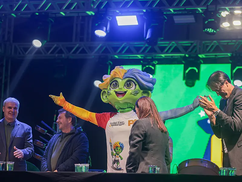 Max, mascote do Jogos Regionais, agita e diverte atletas e torcedores  em Praia Grande