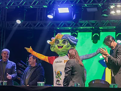 Max, mascote do Jogos Regionais, agita e diverte atletas e torcedores  em Praia Grande