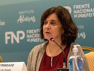 "É hora de intensificar a vacinação", diz ministra sobre covid-19